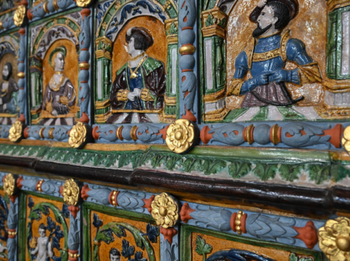 Odzyskano cztery kafle z wielkiego pieca z Dworu Artusa