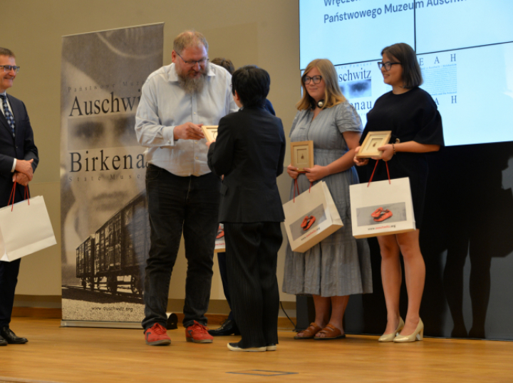 Muzeum Auschwitz nagrodziło wolontariuszy pomagających w Miejscu Pamięci