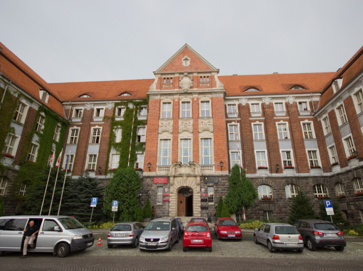 Renowacja kolejnej ściany zabytkowego gmachu dawnej rejencji w Olsztynie