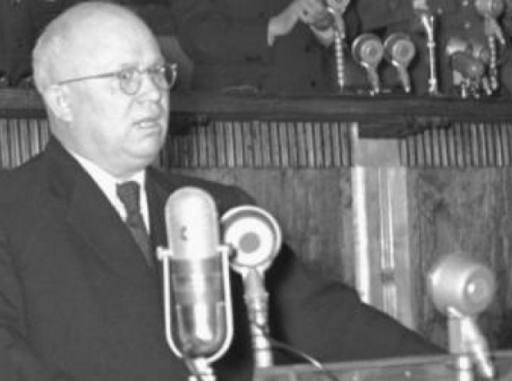 Partia komunistyczna uznała referat Chruszczowa krytykujący kult Stalina za błędny