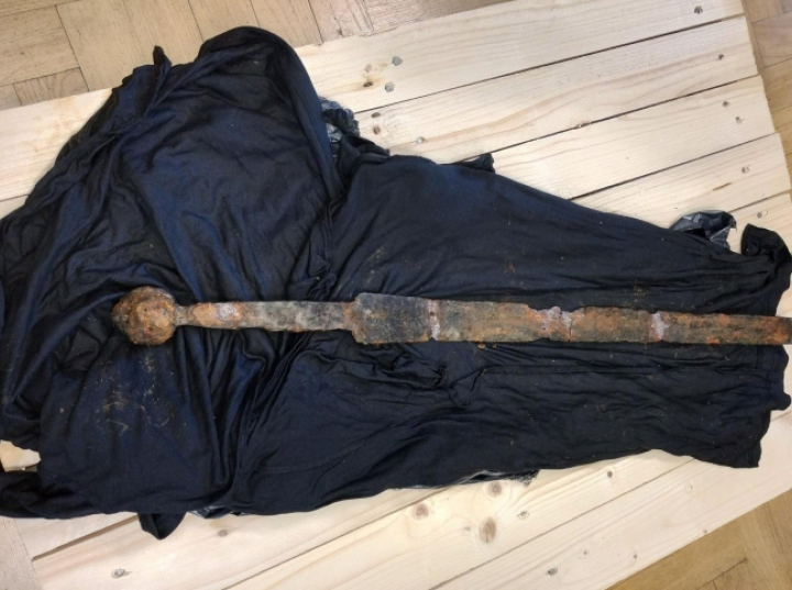 Warszawski wędkarz znalazł w Wiśle średniowieczny miecz