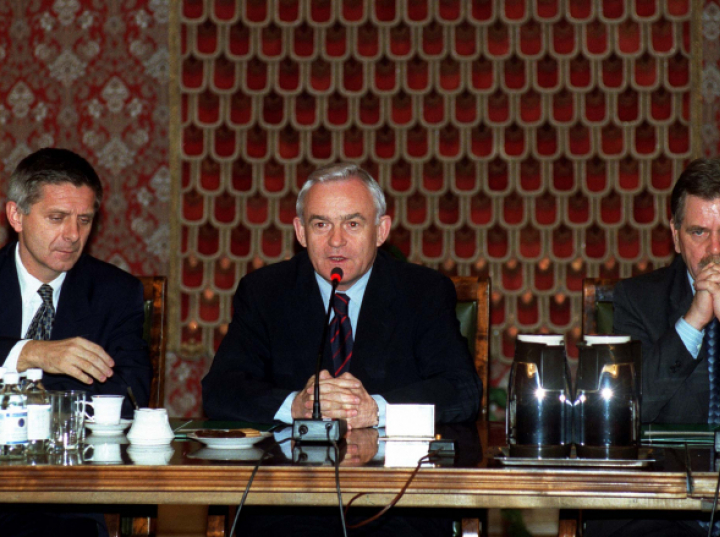 Od 16 do 27 członków rządu: jak zmieniał się kształt gabinetów w III RP