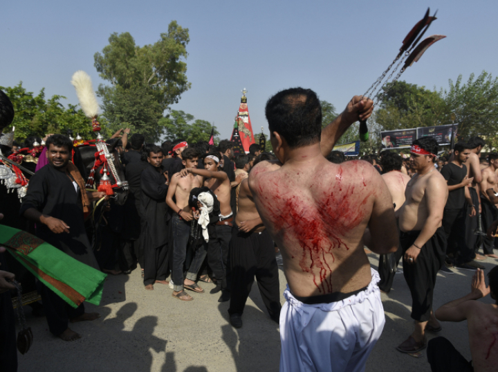 Szyici obchodzą Aszurę: procesje, biczowanie i teatralne inscenizacje bitwy