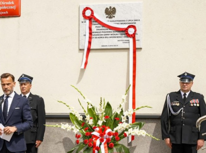 W Wiżajnach odsłonięto tablicę upamiętniającą ofiary obławy augustowskiej