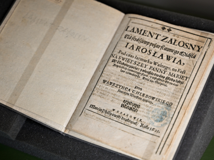 Starodruk poematu z 1625 r. o pożarze miasta na wystawie w jarosławskim muzeum
