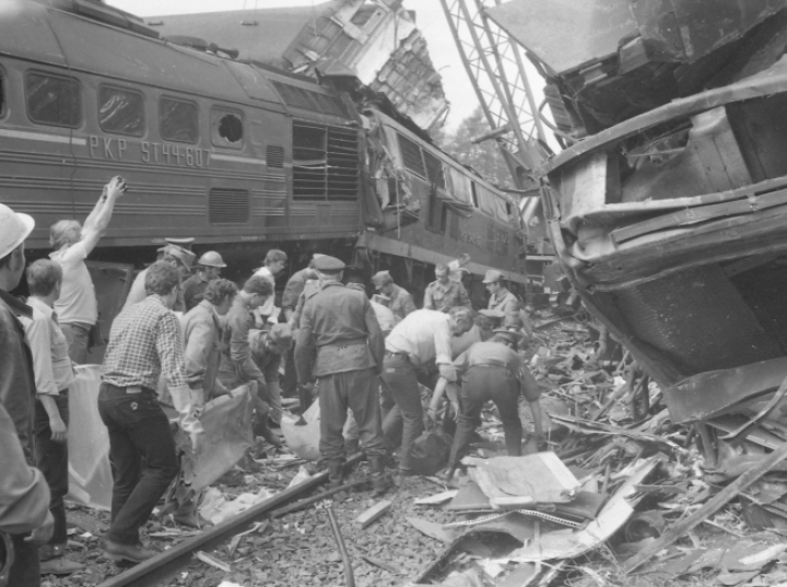 Dziennikarz o największej katastrofie kolejowej w Polsce: pierwszego wagonu nikt nie mógł odnaleźć (wideo)