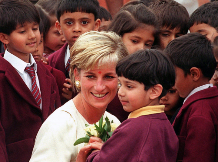 Płyta CD, paszport i nasiona drzew w kapsule czasu zakopanej przez księżną Dianę