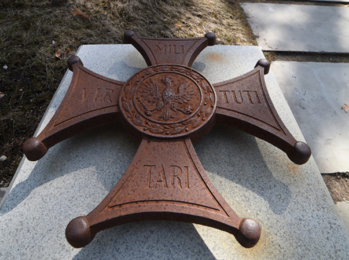 IPN wzywa władze Obwodu Smoleńskiego do pozostawienia polskich odznaczeń wojskowych na cmentarzu w Katyniu