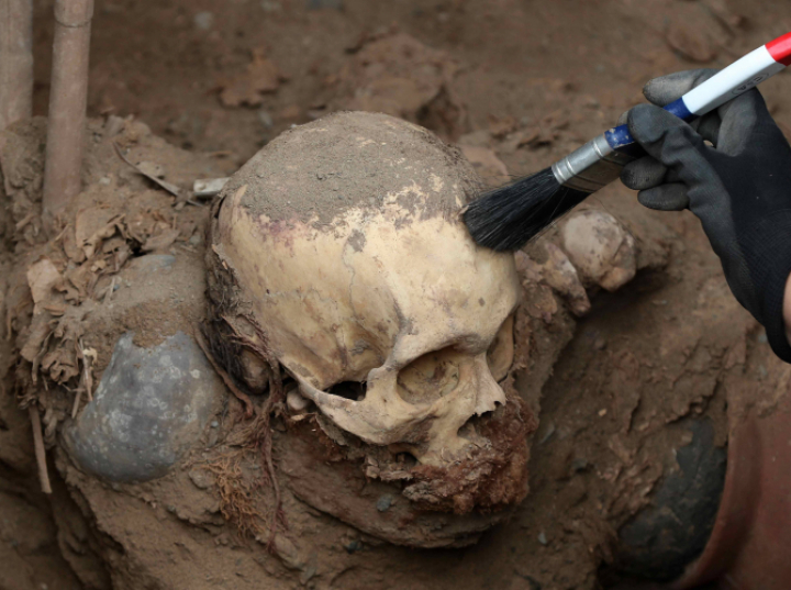 Robotnicy kładący rury gazowe odkryli w Limie prekolumbijski grób sprzed tysiąca lat