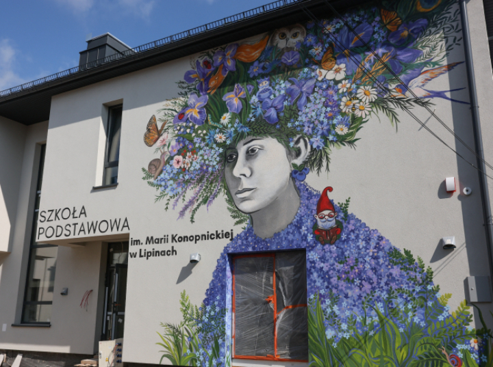 Mural Marii Konopnickiej ozdobił ścianę szkoły w Lipinach koło Łodzi