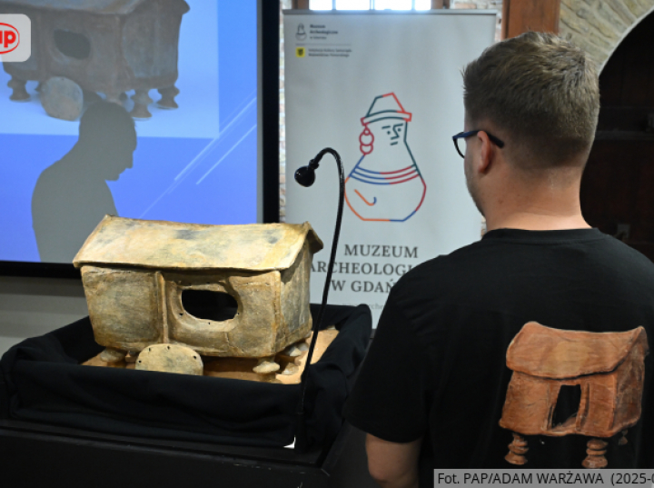 Muzeum Archeologiczne w Gdańsku prezentuje urnę domkową z Bożepola Wielkiego