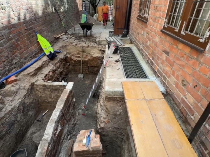Zaczęły się badania archeologiczne na dziedzińcu Domu Mikołaja Kopernika
