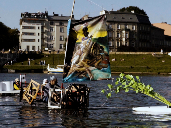 Pływające dzieła sztuki - tratwy społeczności Skład Solny w Muzeum Sztuki Nowoczesnej