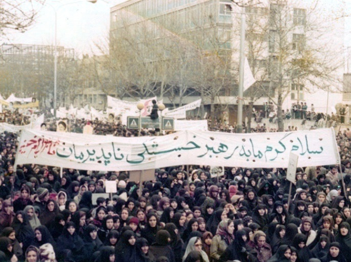 Cmentarna kwatera przeciwników rewolucji islamskiej w Iranie zamieniana w parking