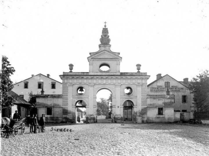 W Siedlcach podczas remontu ulicy odsłonięto fundamenty bramy-dzwonnicy