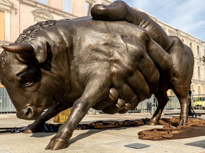 Na 160-lecie miasta w Katowicach stanęła rzeźba byka autorstwa Olbińskiego
