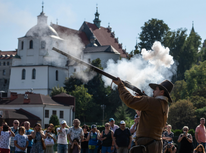 Barwny przemarsz rekonstruktorów i pokaz walk w „Weekend z archeologią”