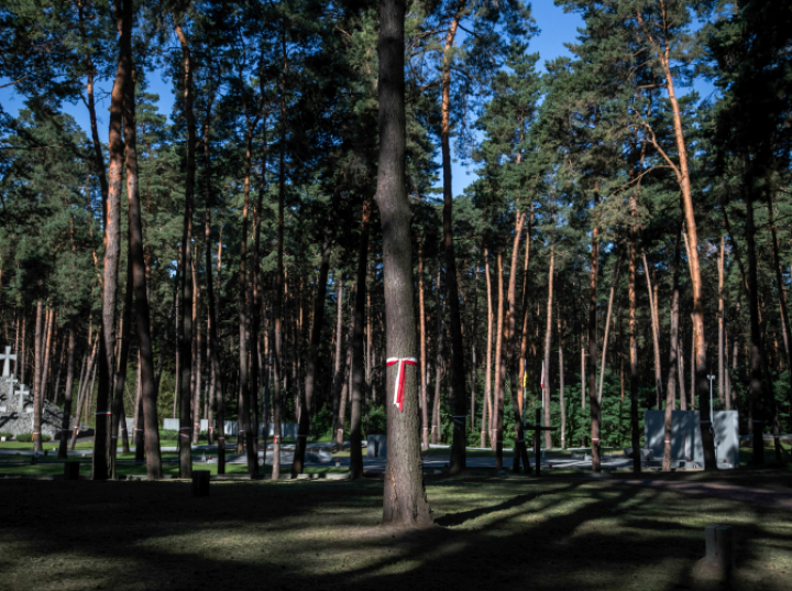 Szef MON uczcił pamięć Polaków z listy katyńskiej na cmentarzu wojennym w Bykowni