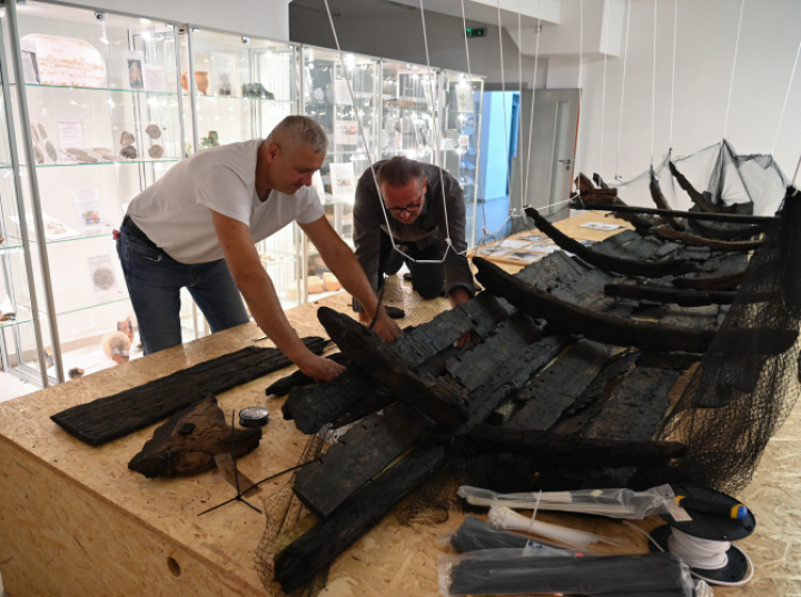 Muzeum w Kamieniu Pomorskim składa fragmenty wczesnośredniowiecznej łodzi (wideo)