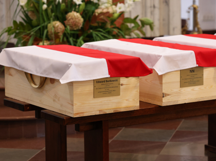 Sześciu żołnierzy AK z oddziału „Fakira” spoczęło na Rossie (wideo)