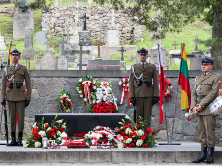 Delegacja z Polski złożyła wieniec przy Mauzoleum Matki i Serca Syna na wileńskiej Rossie