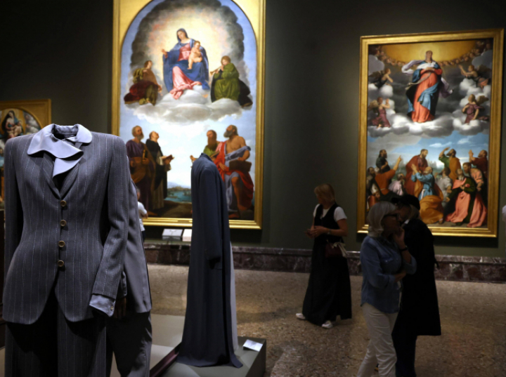 Najsłynniejsze kreacje Armaniego w salach mediolańskiej Pinakoteki