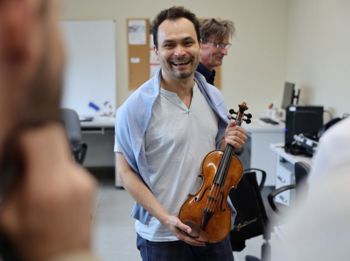 Naukowcy z Politechniki Świętokrzyskiej badają unikatowe skrzypce Stradivariusa „Polonia” z 1685 r.