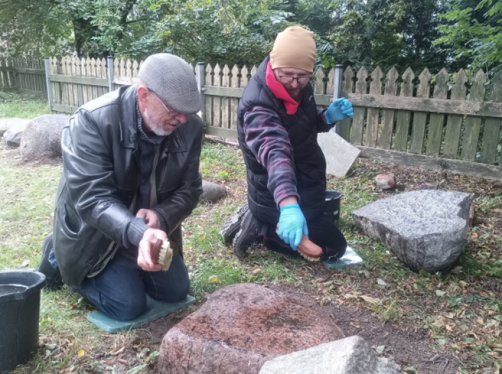 Pasjonaci oczyszczają XVII-wieczne nagrobki Cmentarza Jedenastu Wsi na Żuławach