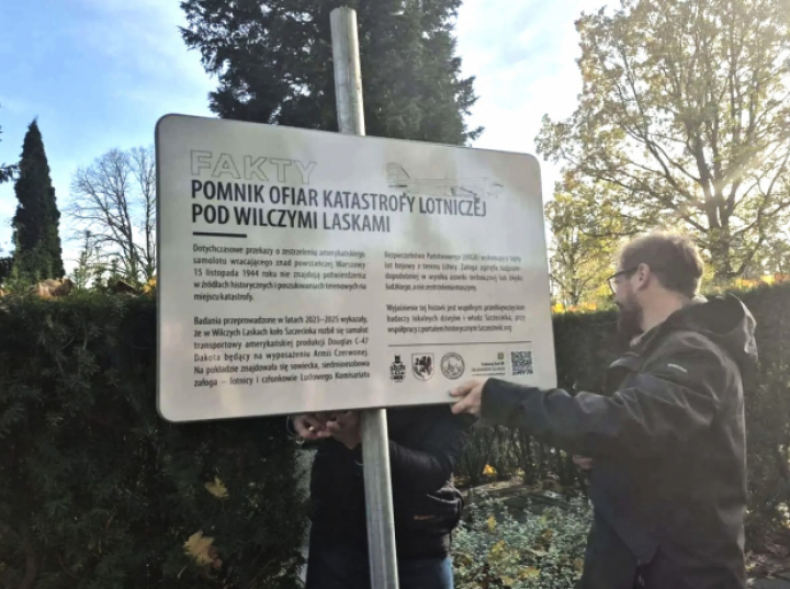 Przy pomniku ofiar katastrofy pod Wilczymi Laskami stanęła tablica odkłamująca historię