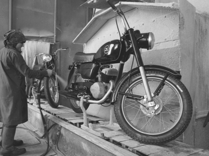 Historia jednej fotografii z Bazy Zdjęć PAP: 40 lat temu zakończono produkcję motocykli w Polsce