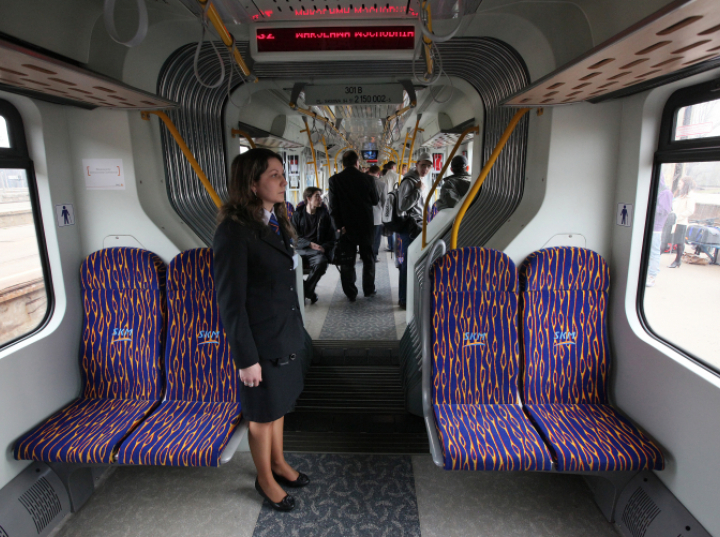 Pierwszy pociąg warszawskiej SKM wyjechał na tory 20 lat temu (wideo)