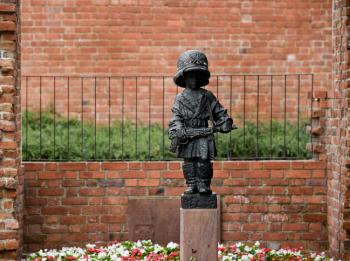 Historia jednej fotografii z Bazy Zdjęć PAP: Mały Powstaniec - nieznana historia słynnego pomnika