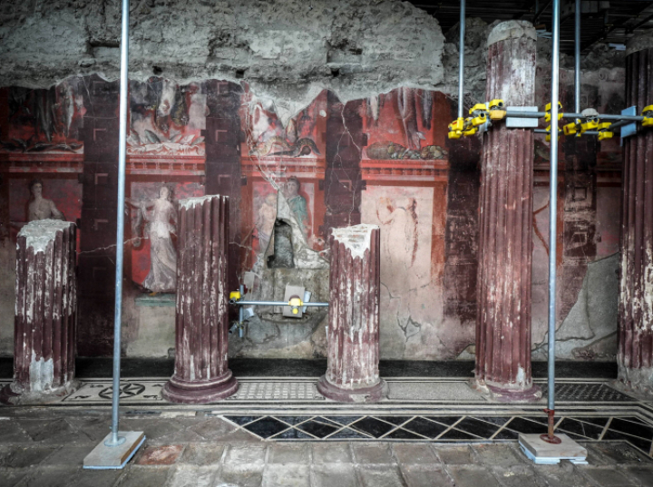 Polski turysta zatrzymany w Pompejach - zabrał kamienie z historycznego traktu