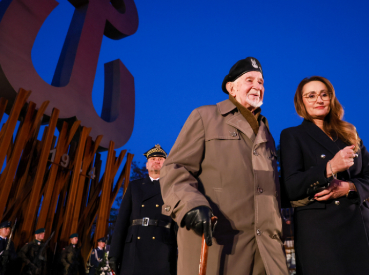 Żołnierz Szarych Szeregów na zakończenie obchodów 81. rocznicy powstania: życzę, abyście kochali Warszawę, jak my