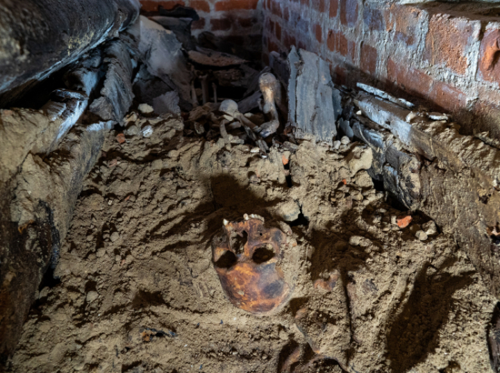 Rozpoczęły się badania zamkniętej krypty pod kościołem w Kazimierzu Biskupim (wideo)