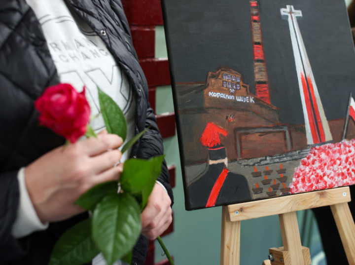 Więźniarki namalowały obrazy nawiązujące do pacyfikacji KWK Wujek