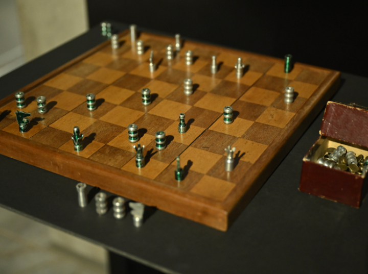 Bierki szachowe wykonane w niemieckim obozie przez oficera AK trafiły do Muzeum II Wojny Światowej