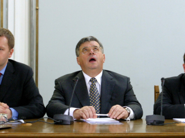 Od historycznego dna po aferze Rywina do fenomenu „sejmfliksa” – posłowie w ocenach Polaków