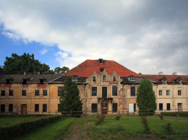 Pałac w Sztynorcie z nową elewacją na dwóch skrzydłach