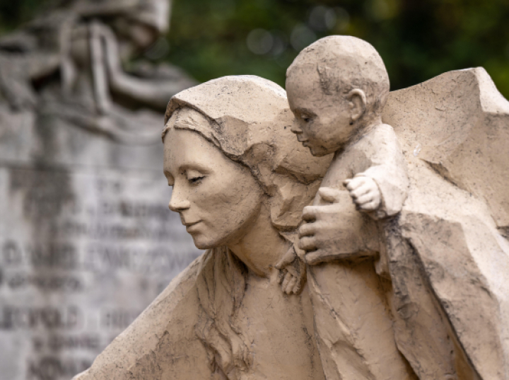 Groby na Starym Cmentarzu w Łodzi skrywają niezwykłe ludzkie historie