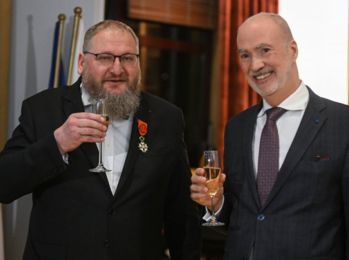 Dyrektor Muzeum Auschwitz-Birkenau Piotr Cywiński odznaczony francuską Legią Honorową