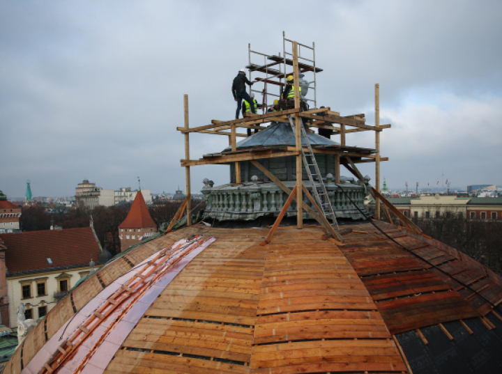 Iglica z kapsułą czasu stanęła na dachu Teatru Słowackiego w Krakowie