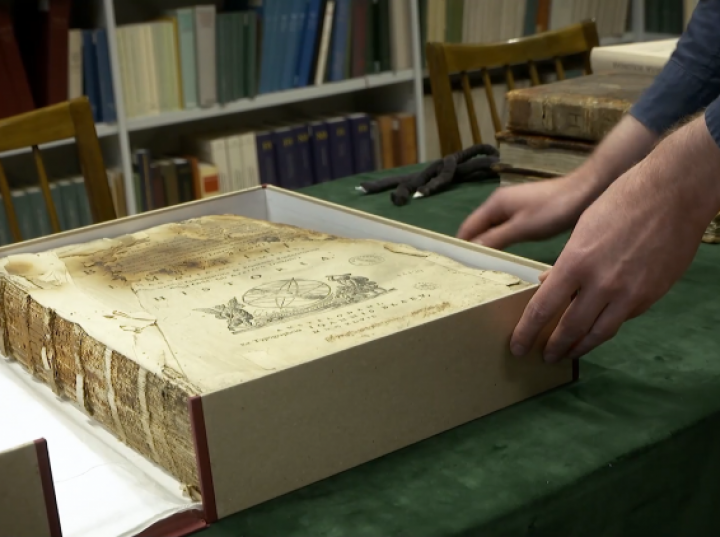 Biblioteka Narodowa przechowuje książkę ocalałą po powstaniu warszawskim