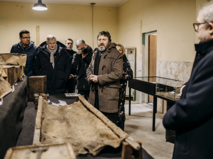 Nosze wykorzystywane po wyzwoleniu Auschwitz pokazano na wystawie