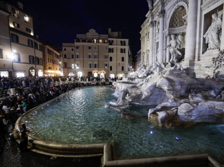 Fontannę di Trevi w Rzymie można oglądać za darmo tylko w nocy
