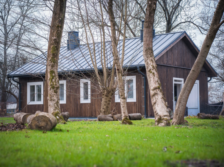 Domki fińskie wróciły na Pole Mokotowskie, w podobnym mieszkał Ryszard Kapuściński