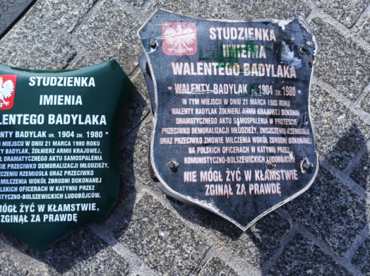 IPN sfinansował nowe tablice na studzience Walentego Badylaka w Krakowie