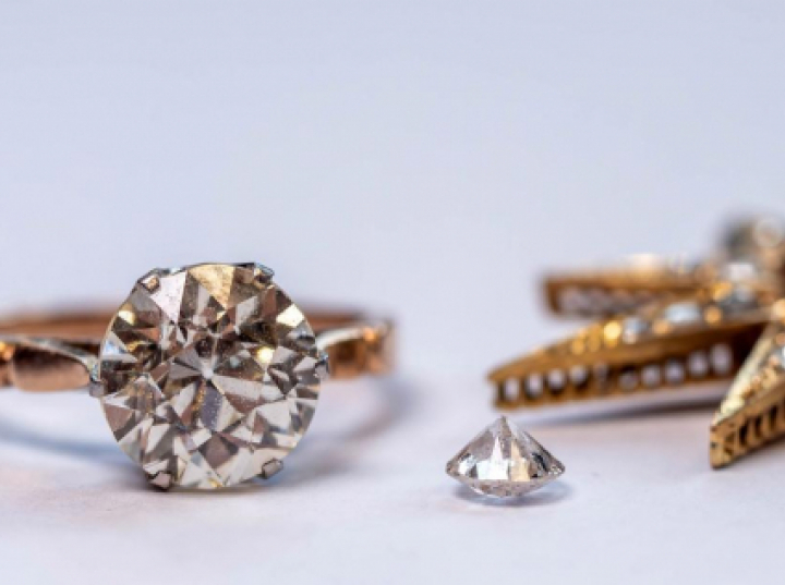Licytacja znalezionych wsród gruzów brylantów odwołana po wniosku wodzisławskiego muzeum