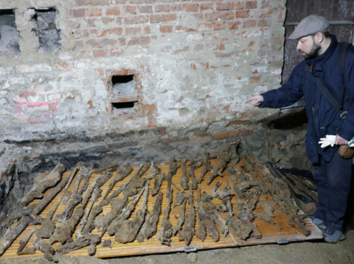 Arsenał z czasów obu wojen światowych odkryty w piwnicach kamienicy w Krośnie