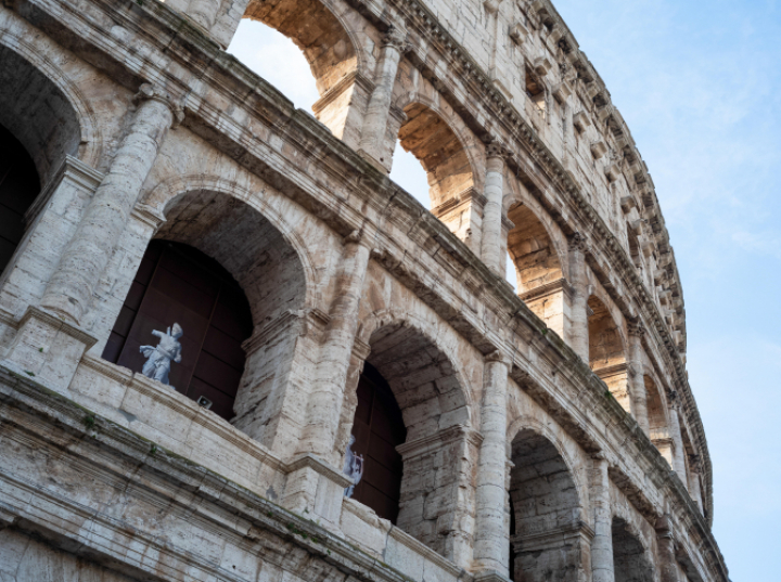 Nowa, sugestywna sceneria przy Koloseum odtwarza jego oryginalne rozmiary